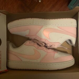 Nike court borough low se